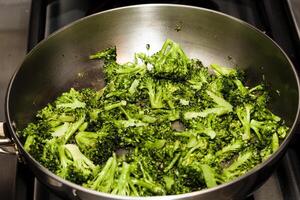 salteado brócoli en inoxidable acero fritura pan foto
