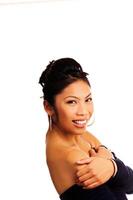sonriente retrato atractivo Pacífico isleño mujer en blanco foto