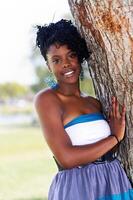 al aire libre retrato atractivo africano americano mujer con árbol foto