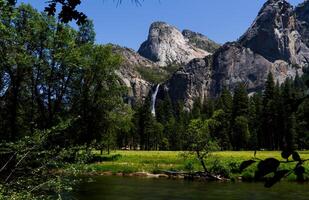 distante Disparo de nupcial velo caídas yosemite California foto