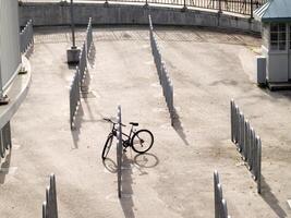 solitario bicicleta en bicicleta estante zona a Universidad foto