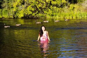 joven atractivo japonés mujer retrato en pie río foto