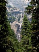 cascada yosemite nacional parque California enmarcado por arboles foto