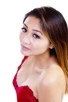 asiático americano mujer rojo parte superior demostración escote foto