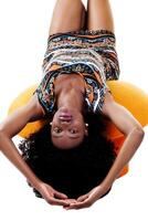 atractivo africano americano mujer tendido en taburete foto