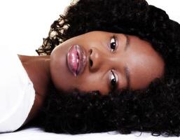 atractivo africano americano mujer reclinable retrato foto