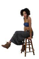 Delgado atractivo africano americano mujer sentado en taburete foto