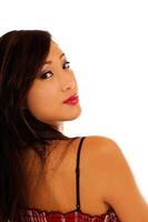 bonito joven asiático americano mujer mirando espalda terminado hombro foto