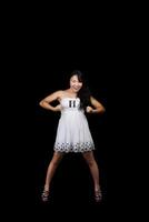 joven asiático americano mujer blanco vestir en pie foto