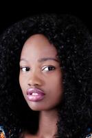 cerca retrato de joven atractivo africano americano mujer foto