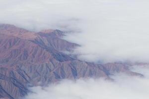 aéreo ver de montañas y nubes Perú sur America foto