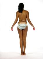 africano americano mujer con pesos desde espalda nadar traje foto
