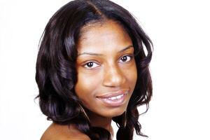 retrato joven negro mujer en blanco antecedentes foto