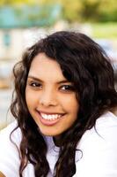 al aire libre retrato joven latina mujer tonto blanco camisa foto