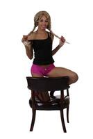 Delgado africano americano mujer arrodillado en silla púrpura bragas foto
