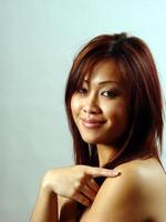 asiático americano mujer retrato con dedo señalando a lado foto