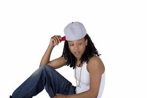 joven negro mujer béisbol gorra blanco camisa foto