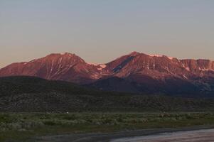 amanecer ligero golpear montañas alrededor mono lago California foto