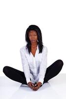 joven africano americano mujer medias sentado piso foto