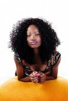 africano americano mujer propensión en naranja taburete foto