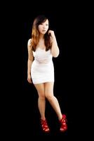 joven chino mujer en pie blanco vestir Zapatos foto