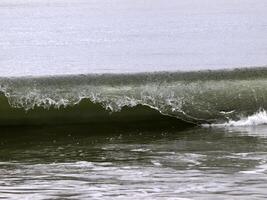 cerca Disparo de Oceano ola curling terminado foto