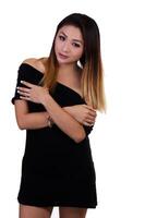 asiático americano mujer en corto negro vestir en blanco antecedentes foto