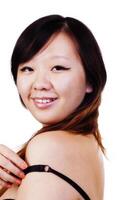 retrato chino americano mujer mirando terminado hombro foto