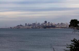 san francisco paisaje urbano con nublado cielo y bahía foto