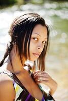 joven negro mujer al aire libre retrato a río foto