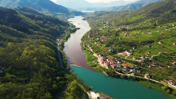 antenne dar visie van vervuild rivier. de nasleep van buitensporig fosfaat vrijlating naar de rivier. turkoois en bruin kleuren. milieu ramp veroorzaakt door mensen. ecologisch zorg. video