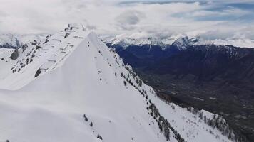 schön Antenne Aussicht von das schweizerisch Alpen. schön Berg Spitzen. video