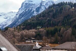 Engelberg del resort escénico paisaje y parapente, suizo Alpes vista. foto