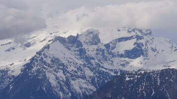 schön Antenne Aussicht von das schweizerisch Alpen. schön Berg Spitzen. video