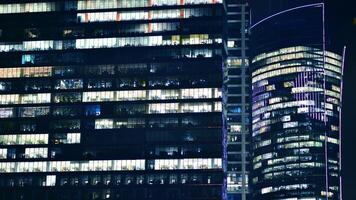 oficina edificios por noche. noche arquitectónico, edificios con vaso fachada. moderno edificios en negocio distrito. concepto de ciencias económicas, financiero. foto