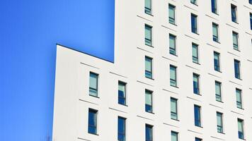 ver de un blanco moderno Departamento edificio. Perfecto simetría con azul cielo. geométrico arquitectura detalle moderno hormigón estructura edificio. resumen hormigón arquitectura. foto