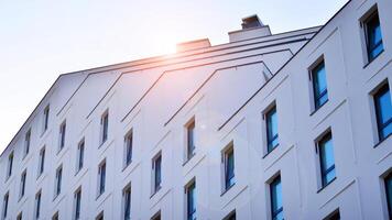 ver de un blanco moderno Departamento edificio. Perfecto simetría con azul cielo. geométrico arquitectura detalle moderno hormigón estructura edificio. resumen hormigón arquitectura. foto