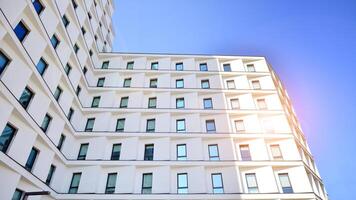 ver de un blanco moderno Departamento edificio. Perfecto simetría con azul cielo. geométrico arquitectura detalle moderno hormigón estructura edificio. resumen hormigón arquitectura. foto