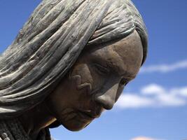 un escultura de capellán juan maria Delaware salvatierra y cochimíes en el público cuadrado de loreto, baja California sur, mexico foto