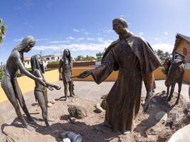 un escultura de capellán juan maria Delaware salvatierra y cochimíes en el público cuadrado de loreto, baja California sur, mexico foto