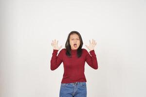 joven asiático mujer en rojo camiseta enojado gesto aislado en blanco antecedentes foto