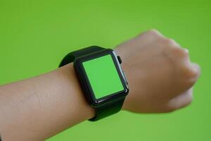 ai generado persona vistiendo inteligente reloj con verde pantalla en muñeca foto