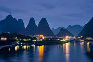 Yangshuo pueblo iluminado en el noche, China foto