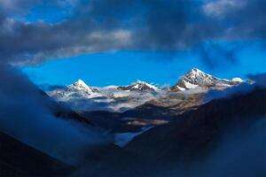 Himalaya montañas en amanecer foto