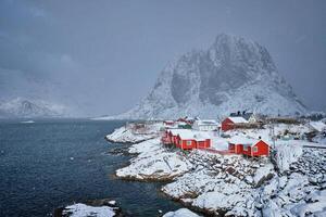 hamnoy pescar pueblo en lofoten islas, Noruega foto