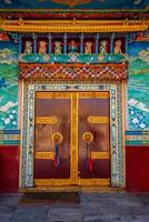 puerta en budista monasterio. foto