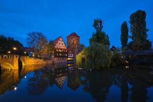 Nuremberg ciudad casas en orilla de pegniz río. Núremberg, , baviera, Alemania foto