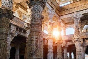 columnas de hermosa ranakpur jain templo en ranakpur, rajastán India foto