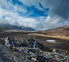 budista oración banderas pulmón en baralacha la pasar en Himalaya, India foto