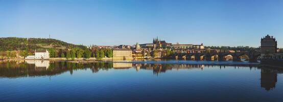 ver de Praga castillo terminado Vltava río foto